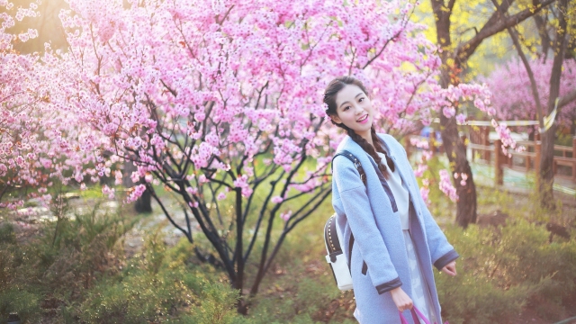看桃花怎么发朋友圈 适合赏桃花发自拍的说说心情文案