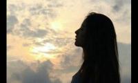 关于一个人孤独伤感的句子：夜那么静，静的让人有点想哭大全