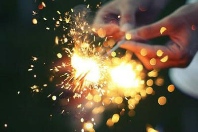 烟花形容人生的句子，人生如烟花的句子