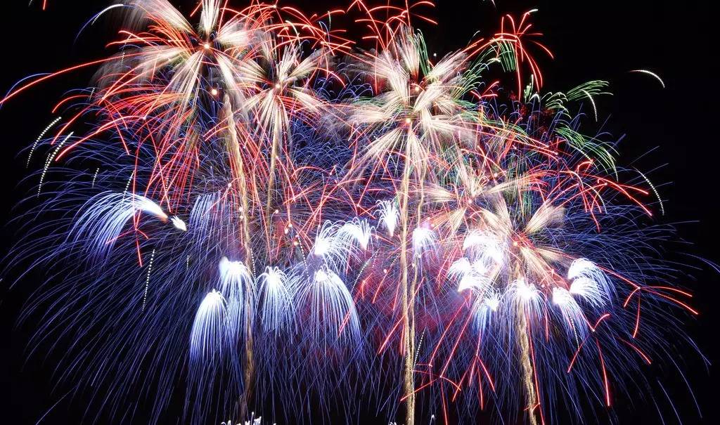 八首烟花爆竹诗词:东风夜放花千树;道一声稳睡,明年相见