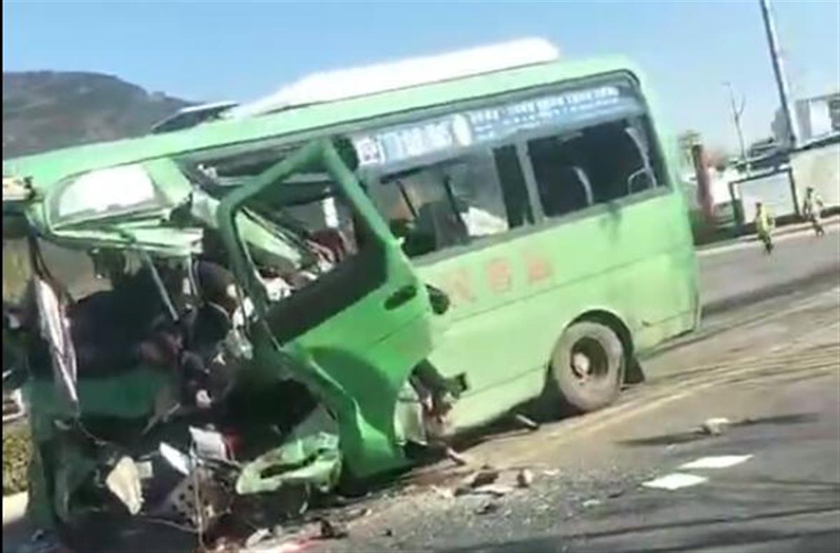 重庆中巴车被落石砸中致6死9伤，目击者:一直下雨 - 大陆资讯 - 倍可亲