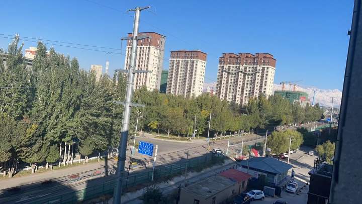 国庆长假后第一个工作日，滞留新疆的浙江游客开始远程办公